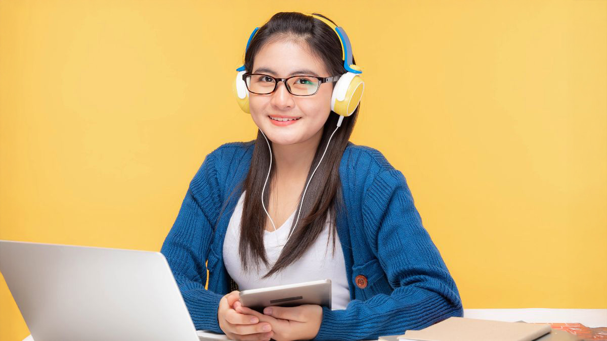 Happy student learning how to AI note take with chatgpt and gemini to take organized notes in class