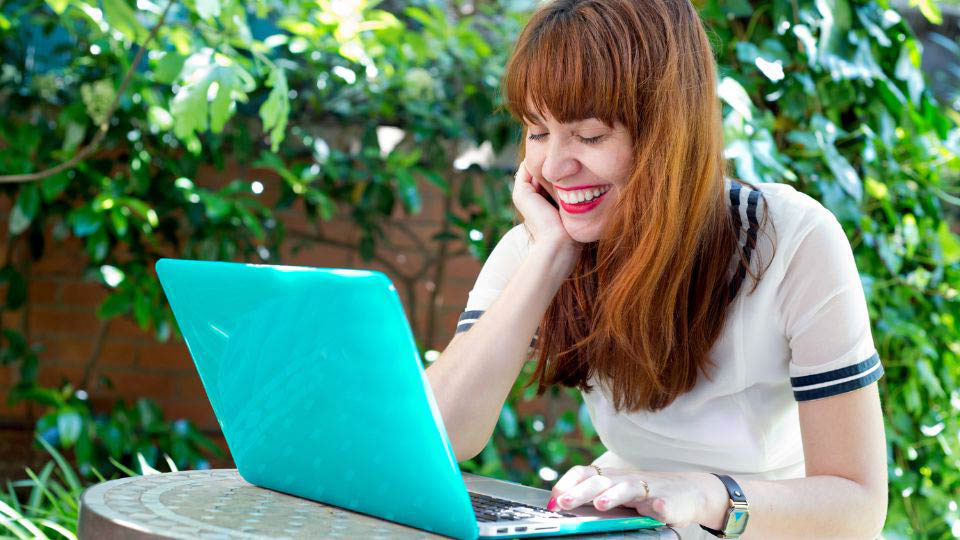 Student using ai note taking app