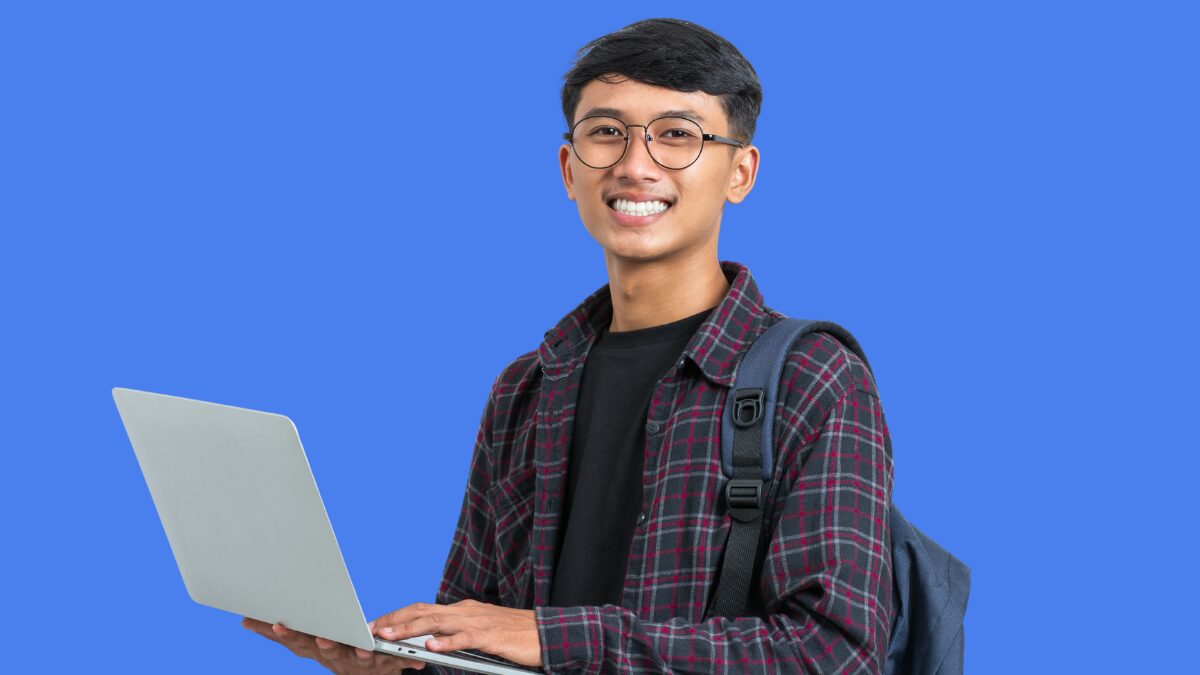 Student with laptop AI note taking for school to absorb class materials stronger