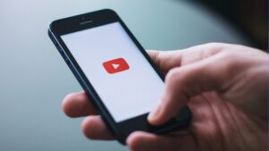 Student using iPhone to convert Youtube video link to well structured notes for school